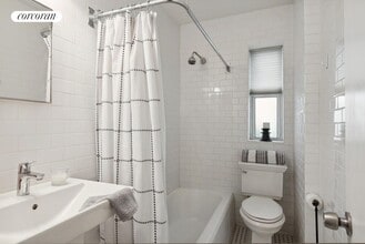 29 W 64th St in New York, NY - Building Photo - Building Photo