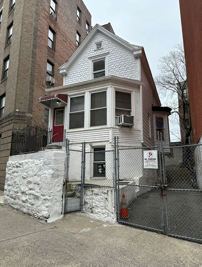 2096 Creston Ave in Bronx, NY - Building Photo - Building Photo