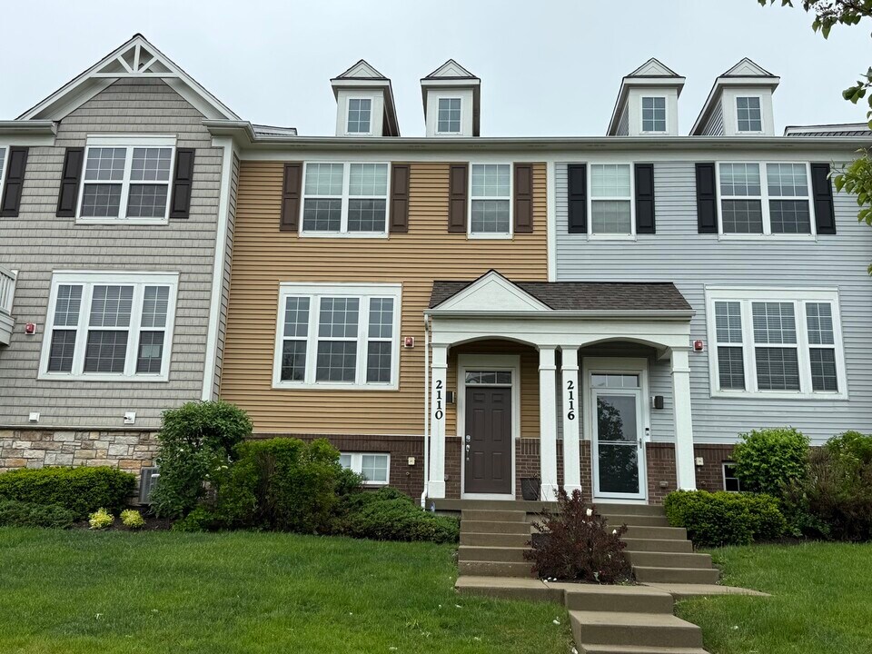 2110 Saipan Dr in Glenview, IL - Building Photo