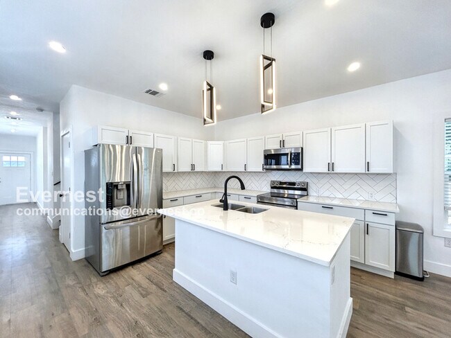 1804 E Crockett St in San Antonio, TX - Building Photo - Building Photo