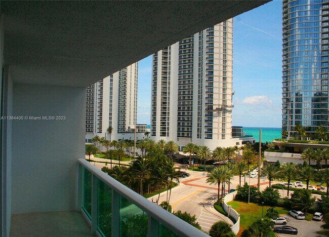 100 Bayview Dr, Unit 2122 in Sunny Isles Beach, FL - Foto de edificio - Building Photo