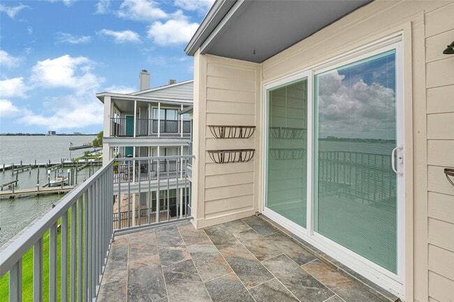 4001 E NASA Pkwy in El Lago, TX - Building Photo - Building Photo