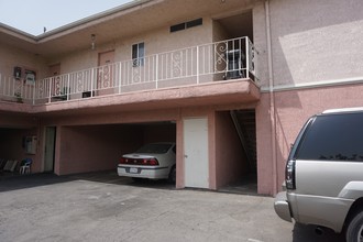 20463 Vanowen St in Canoga Park, CA - Foto de edificio - Building Photo