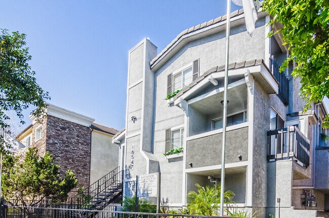 18547 Saticoy St in Reseda, CA - Building Photo - Building Photo