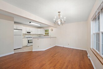 1008 Middletown Rd in Pittsburgh, PA - Foto de edificio - Building Photo