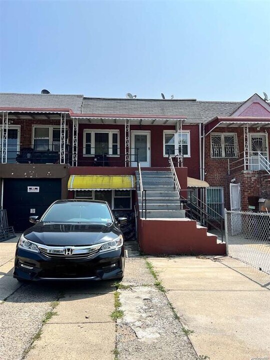 86-31 Dexter Ct in Queens, NY - Building Photo