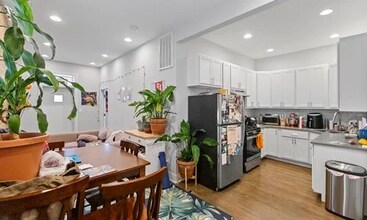 2354 N Elston Ct, Unit 1R in Chicago, IL - Foto de edificio - Building Photo
