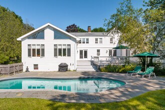 239 Foreside Rd in Falmouth, ME - Building Photo - Building Photo