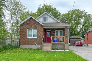 307 Vimy Ave in Oshawa, ON - Building Photo