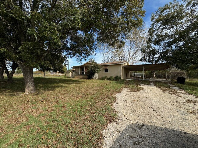 492 Co Rd 486 in Stephenville, TX - Building Photo - Building Photo