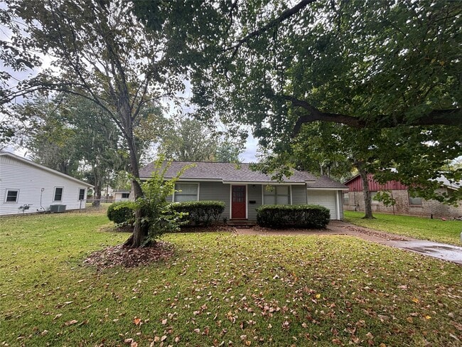 331 Oak Dr in Lake Jackson, TX - Building Photo - Building Photo