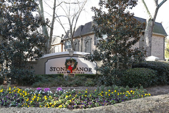 Stone Manor Condominiums in Atlanta, GA - Foto de edificio - Building Photo