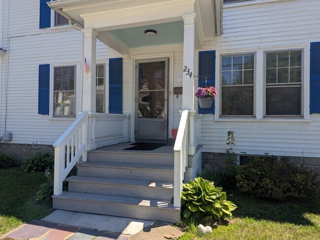 234 High St in Somersworth, NH - Foto de edificio - Building Photo