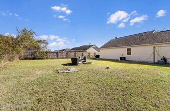 113 Parnell Rd in Hubert, NC - Foto de edificio - Building Photo
