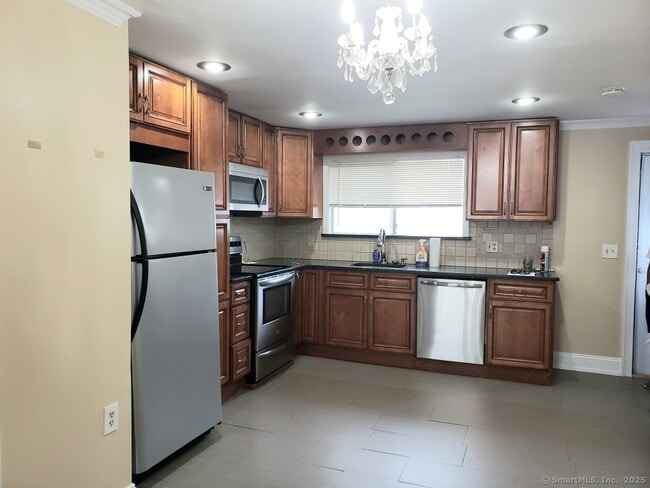1568 Meriden Rd in Waterbury, CT - Building Photo - Building Photo