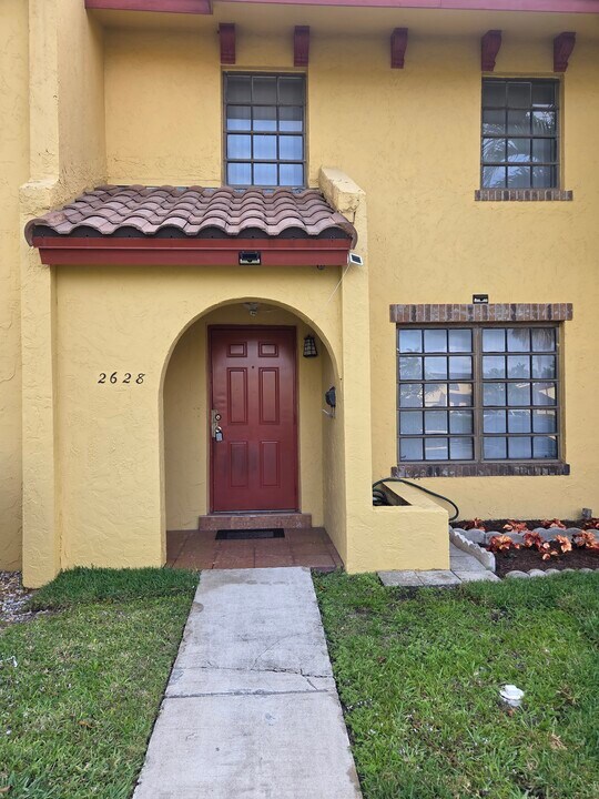 2628 NW 47th Ter in Lauderdale Lakes, FL - Building Photo