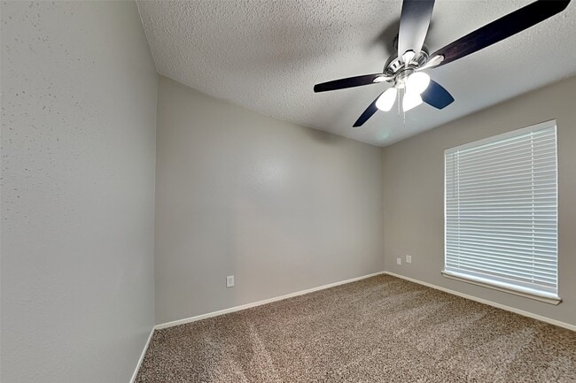 18538 Spinney Ln