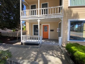 542 Pine Ave in Pacific Grove, CA - Building Photo - Building Photo