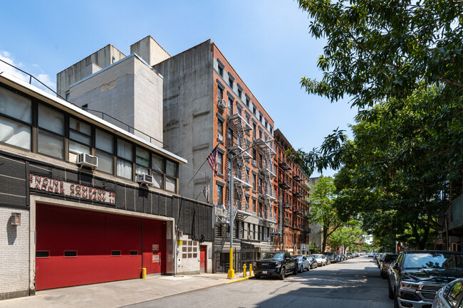 226 E 2nd St in New York, NY - Foto de edificio - Building Photo