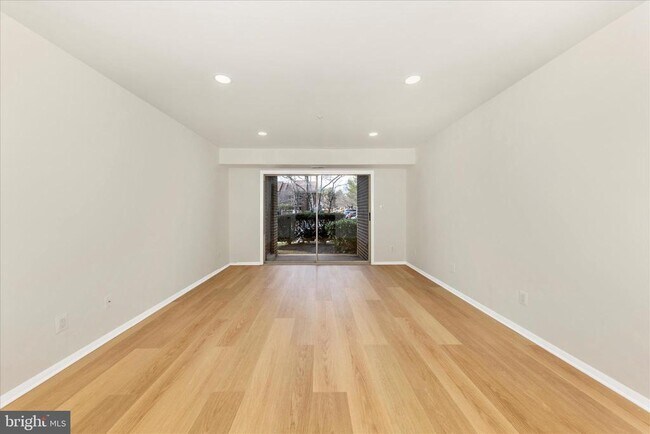 7917 Coriander Dr-Unit -104 in Gaithersburg, MD - Building Photo - Building Photo