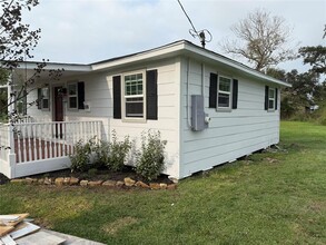 308 N Martin Luther King St in Sweeny, TX - Building Photo - Building Photo