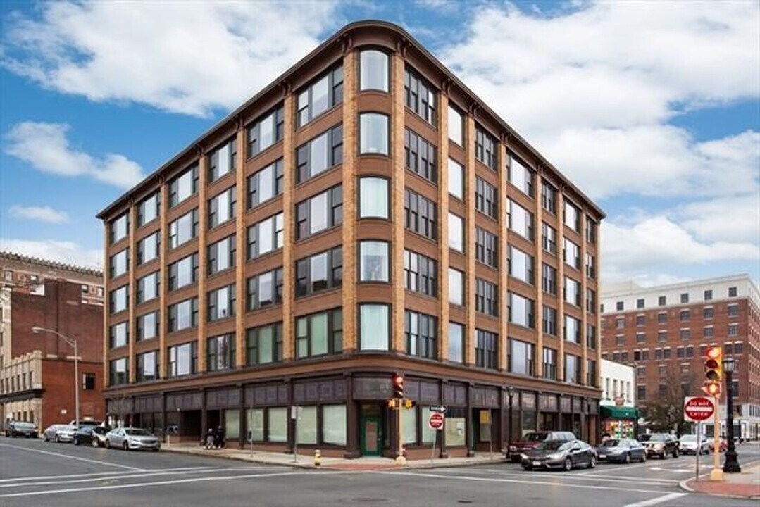 385 Worthington St in Springfield, MA - Building Photo