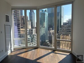 East 44th Street in New York, NY - Foto de edificio - Building Photo