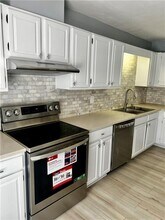 10 Huntington Pl Dr in Atlanta, GA - Building Photo - Building Photo