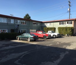 Henderson Apartments in Seattle, WA - Building Photo - Building Photo