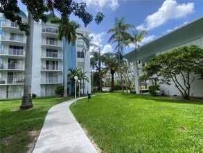 492 NW 165th St in Miami, FL - Foto de edificio - Building Photo