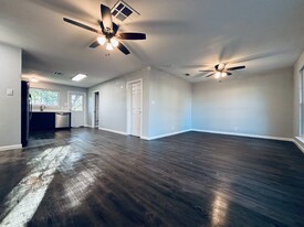 2325 Lakehurst Dr in Austin, TX - Building Photo