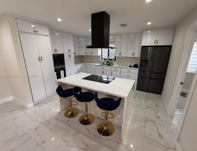 4285 SW 7th St in Coral Gables, FL - Building Photo - Building Photo