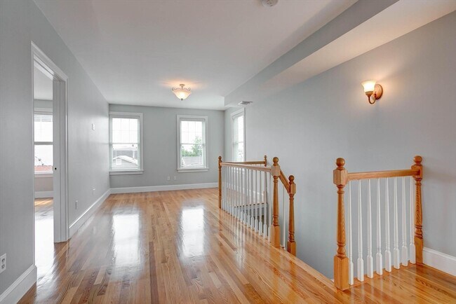 168 W 9th St, Unit 3 in Boston, MA - Foto de edificio - Building Photo