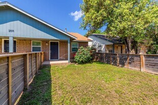 2011 E Stassney Ln in Austin, TX - Building Photo