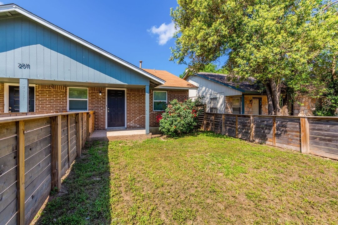 2011 E Stassney Ln in Austin, TX - Foto de edificio