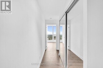 8 Wellesley St W in Toronto, ON - Building Photo - Building Photo