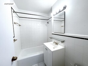 77 W 55th St, Unit 16F in New York, NY - Building Photo - Building Photo