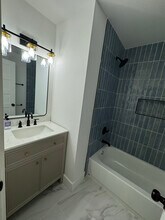 10206 Oak Hollow Cir in Austin, TX - Foto de edificio - Building Photo