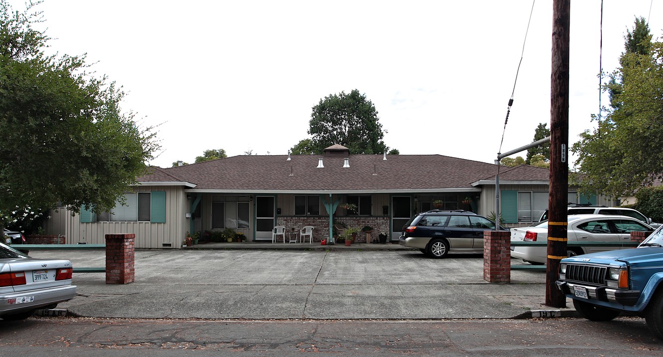 19 Madrone in San Anselmo, CA - Foto de edificio