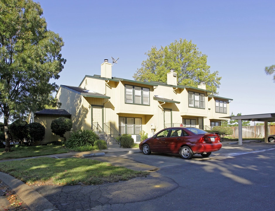 Westbridge Townhouses in Yuba City, CA - Foto de edificio