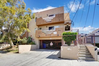 6924 Vesper Ave in Van Nuys, CA - Building Photo - Primary Photo