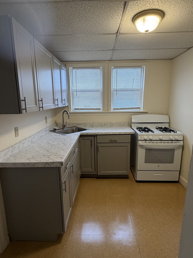 8 Elm St, Unit 1 in Stoneham, MA - Foto de edificio - Building Photo