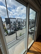 741 Seaport Dr. in Elizabeth, NJ - Foto de edificio - Building Photo