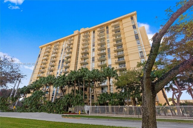 2350 NE 135th St in North Miami, FL - Foto de edificio - Building Photo