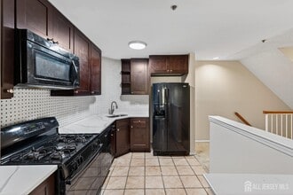 22 Guisborough Way in Edison, NJ - Building Photo - Building Photo