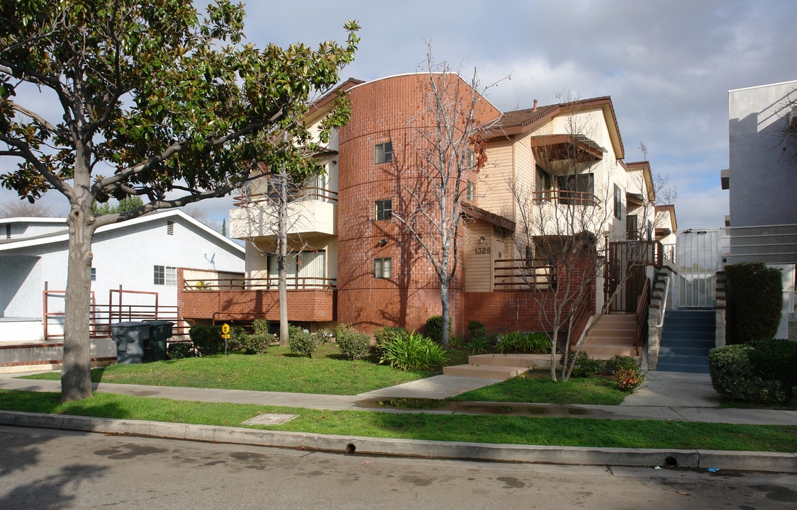 1325 E Windsor Rd in Glendale, CA - Building Photo