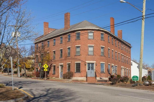 6 Portland Ave, Unit 200 in Dover, NH - Foto de edificio - Building Photo