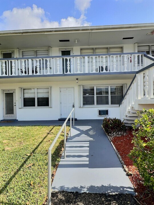82 Kingswood E in West Palm Beach, FL - Building Photo