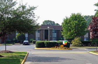 Auburn Pointe in Newport News, VA - Foto de edificio - Building Photo