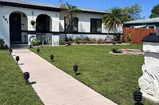 581 NW 185th St in Miami, FL - Building Photo